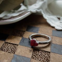 「トゥインクルスカーレットハート」リング オーストリア Swarovski