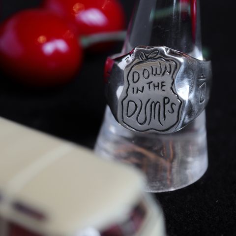 「Down in the Dumps Ring」リング