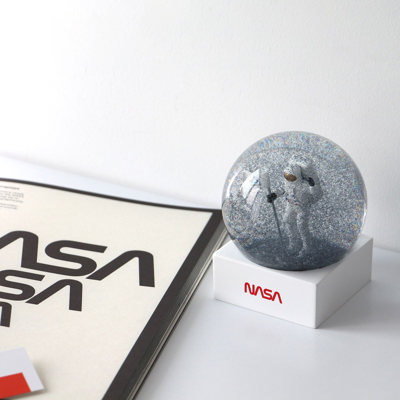 「NASA Snow Globe」 スノードーム
