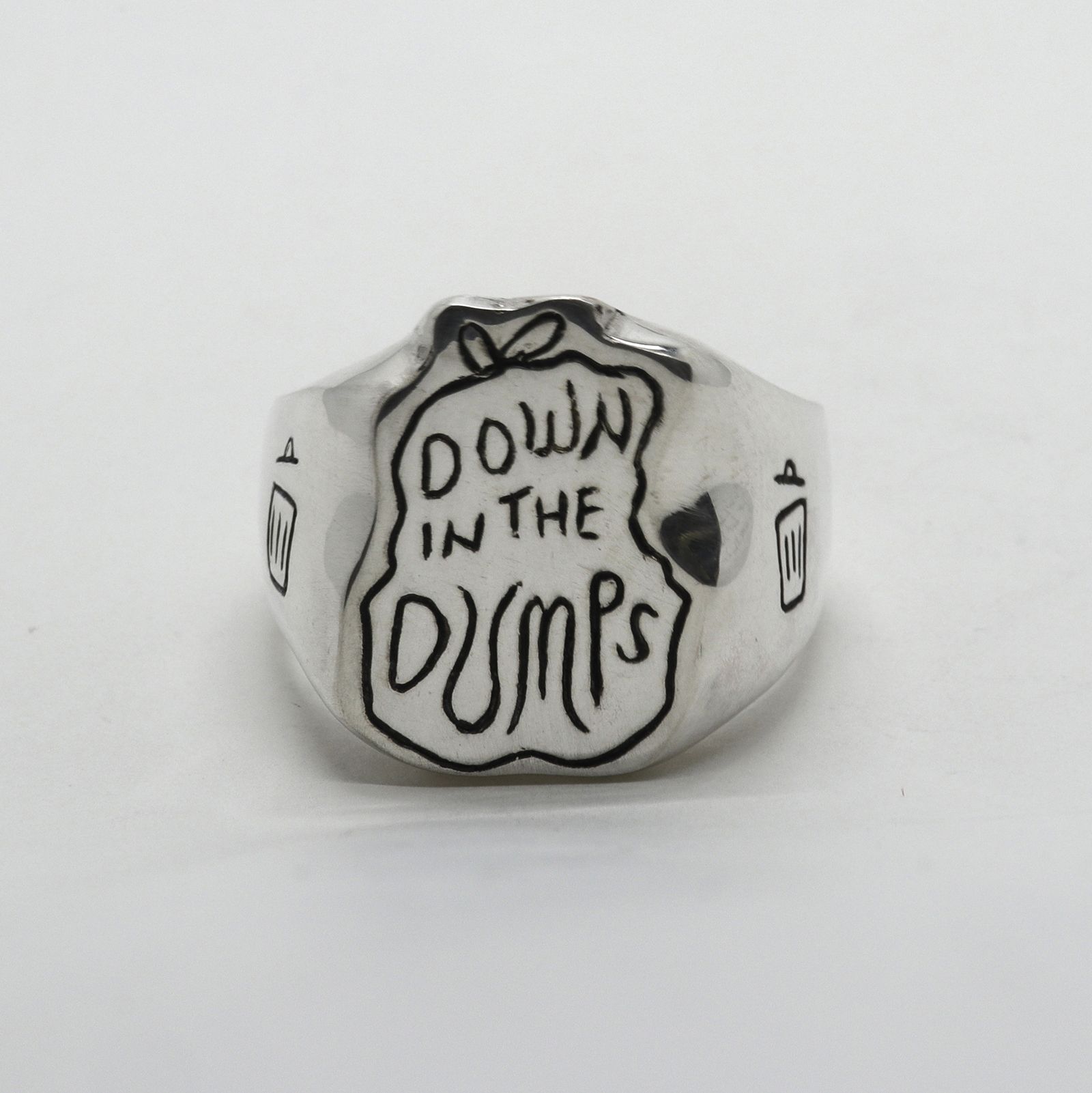 「Down in the Dumps Ring」リング