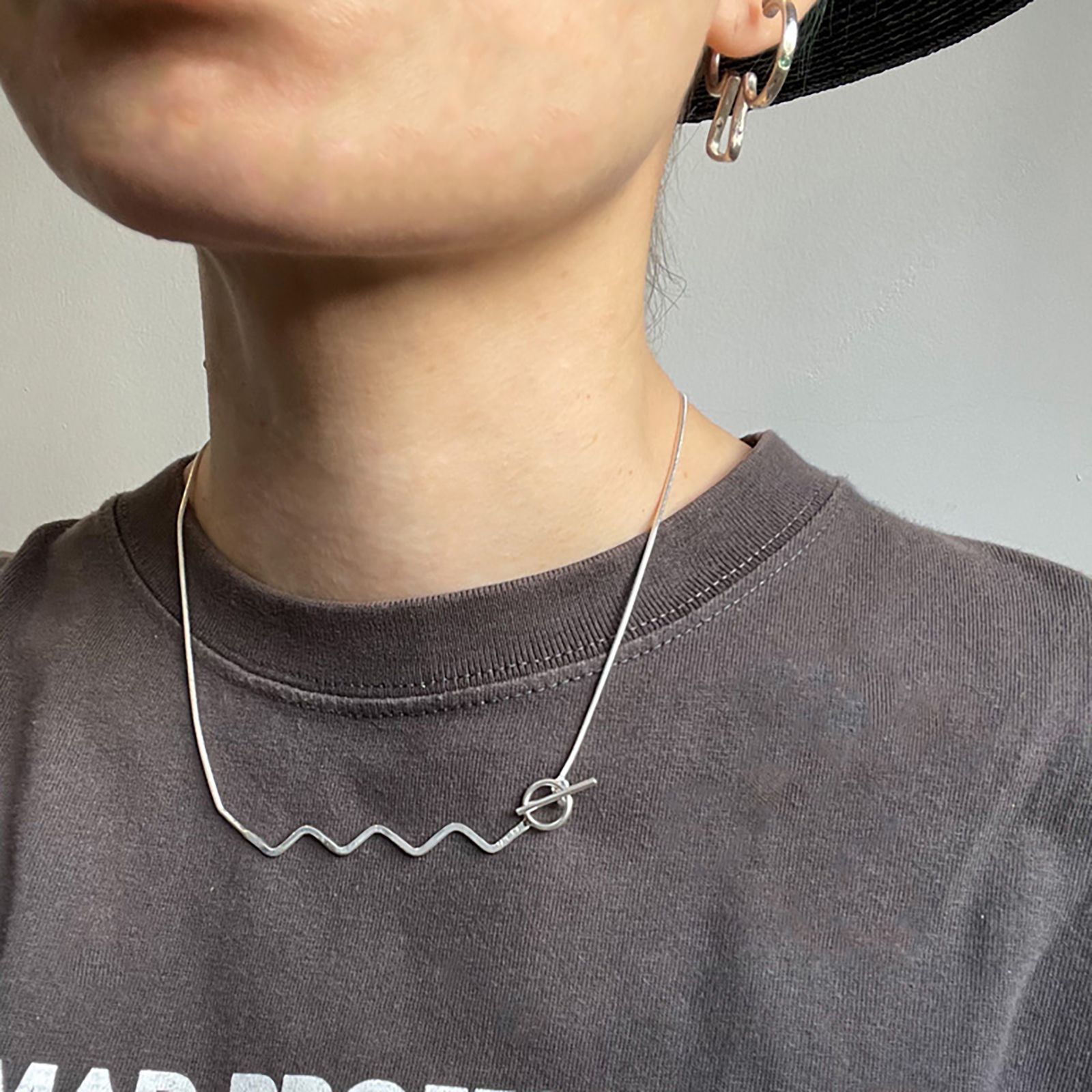 「LINE NECKLACE ZIG SHORT」ネックレス