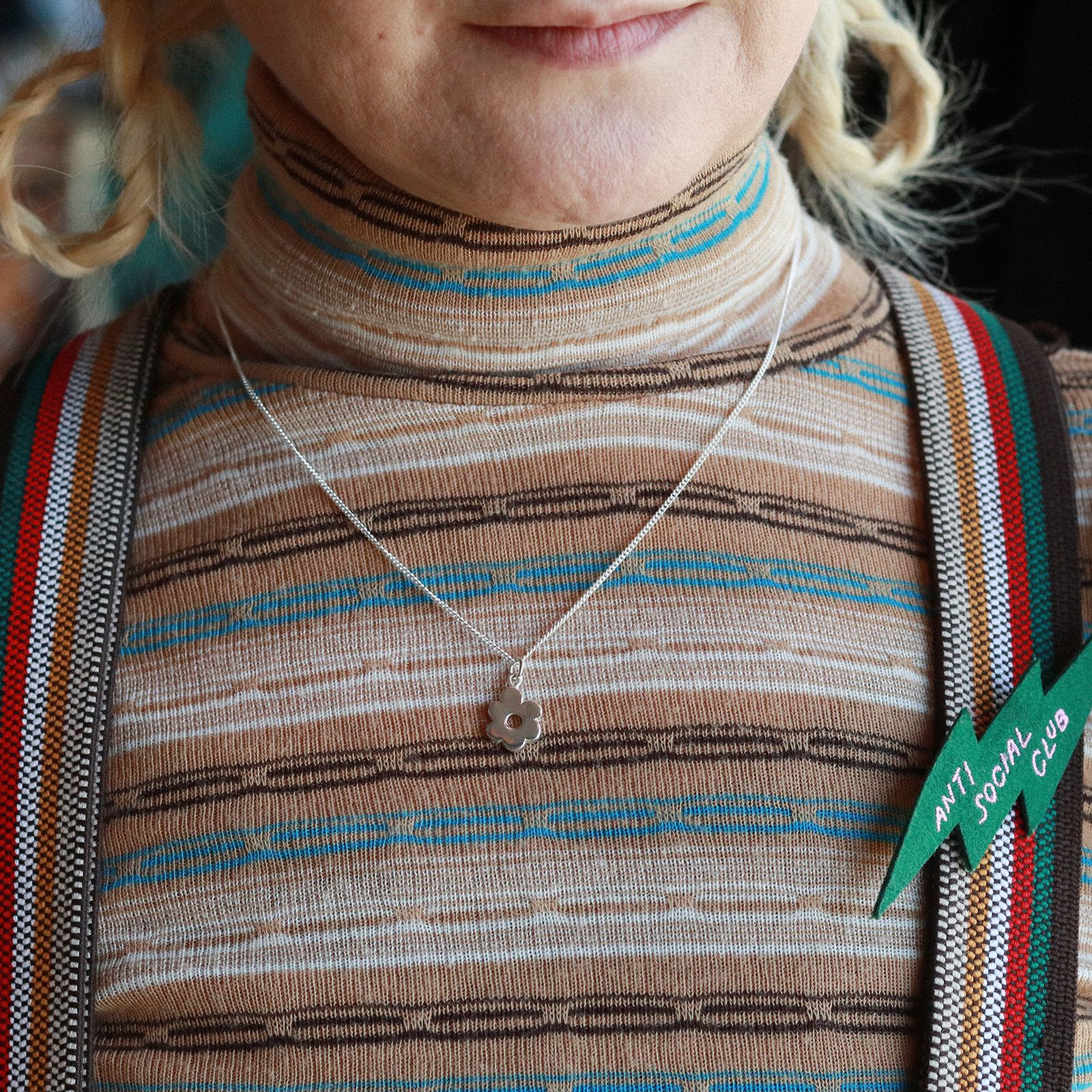 「Wonky Flower Charm Necklace」ネックレス