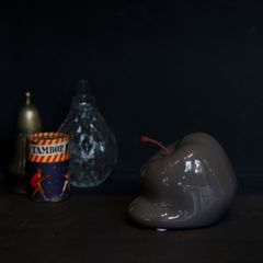 「ROBBEN ASH GRAY」溶けたリンゴのオブジェ