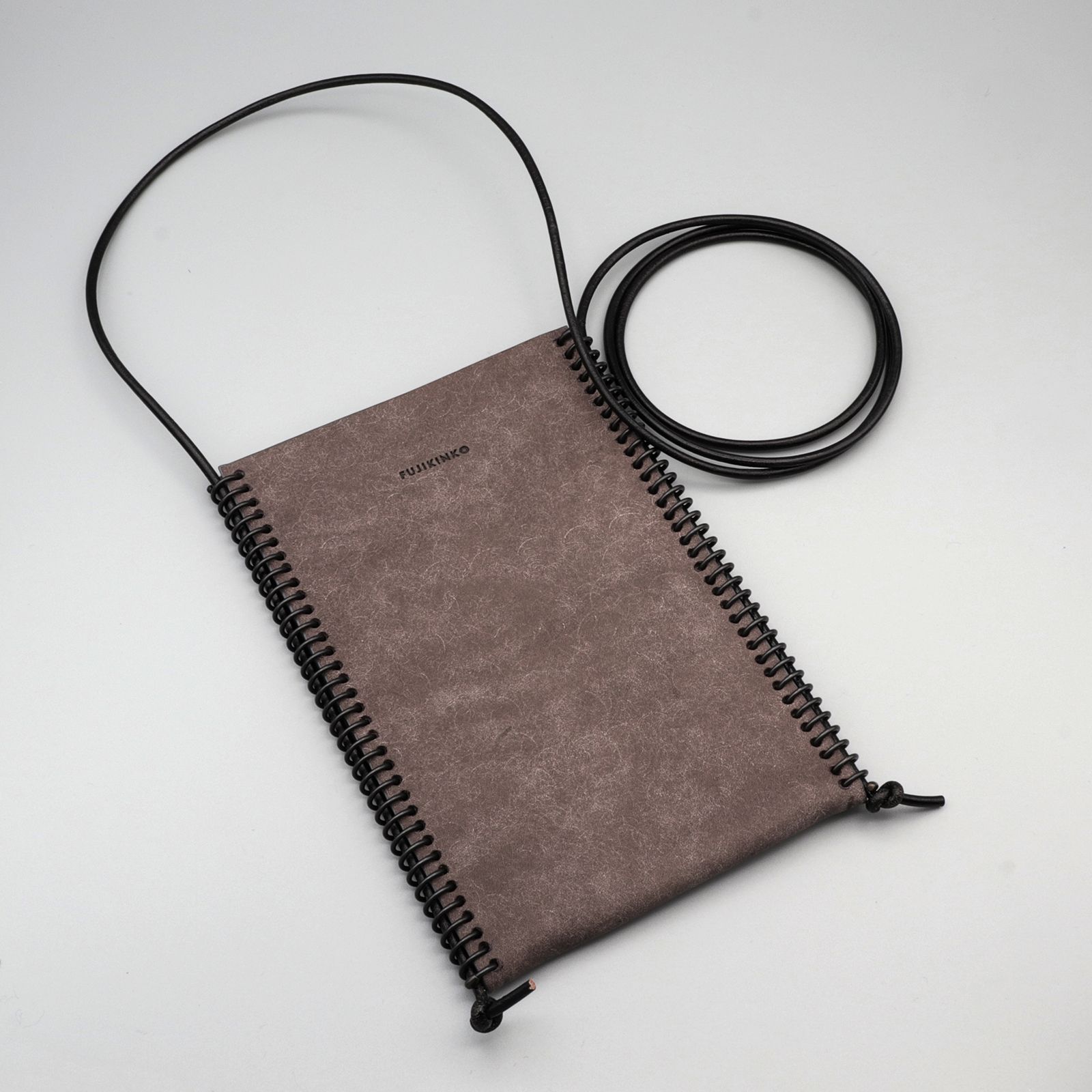 「TWIST 70 PHONE/CARD CASE」スマホショルダー ブラック×グレージュ