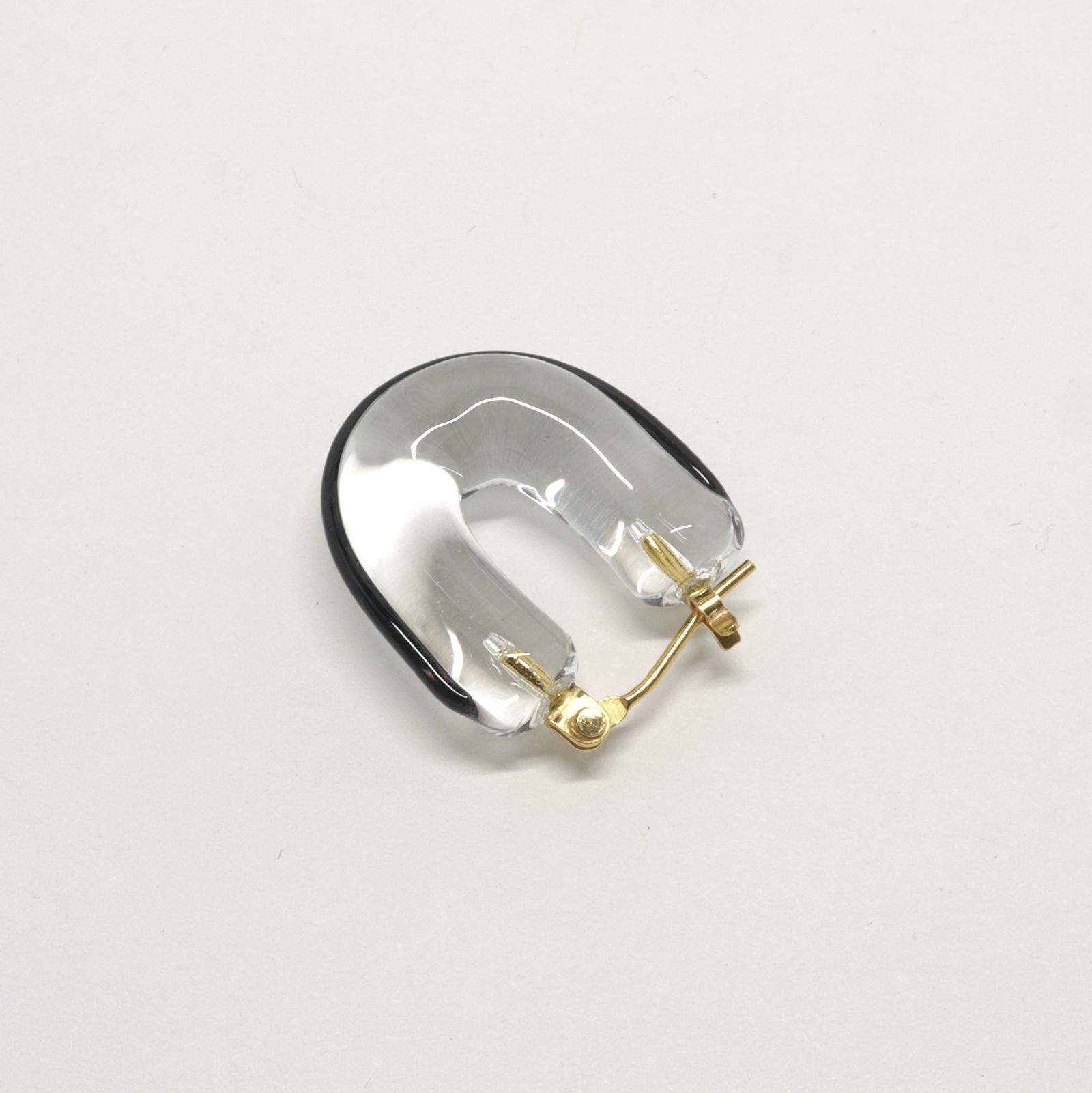 「Glass Hoop “U" LINE」ピアス（片耳） ブラック