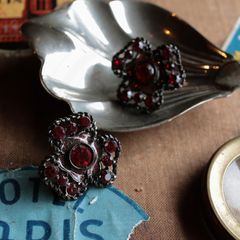 「ブラックメタルレッドストーンフローラル」ピアス ヨーロッパ