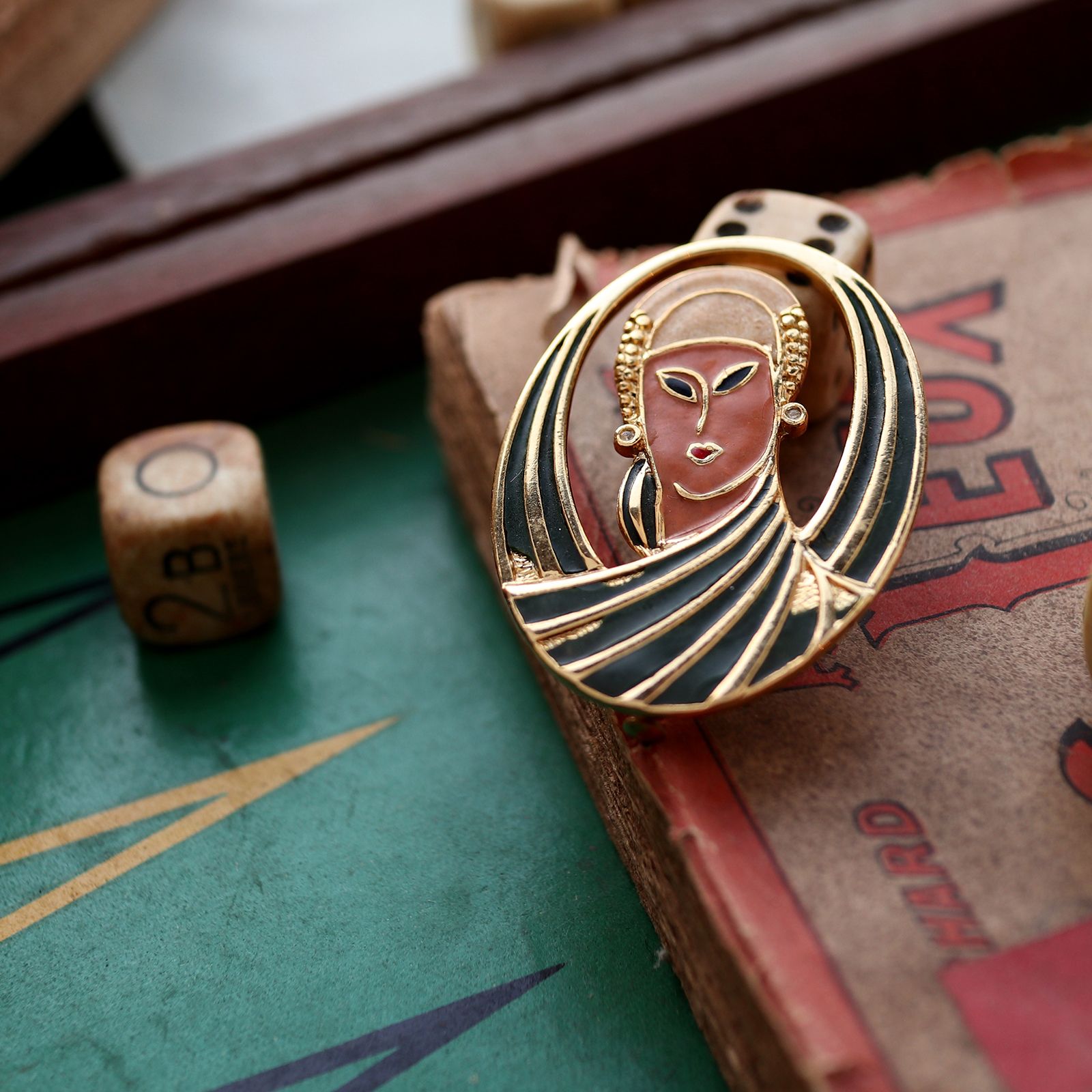 「アールデコレディ」ブローチ フランス ORENA paris