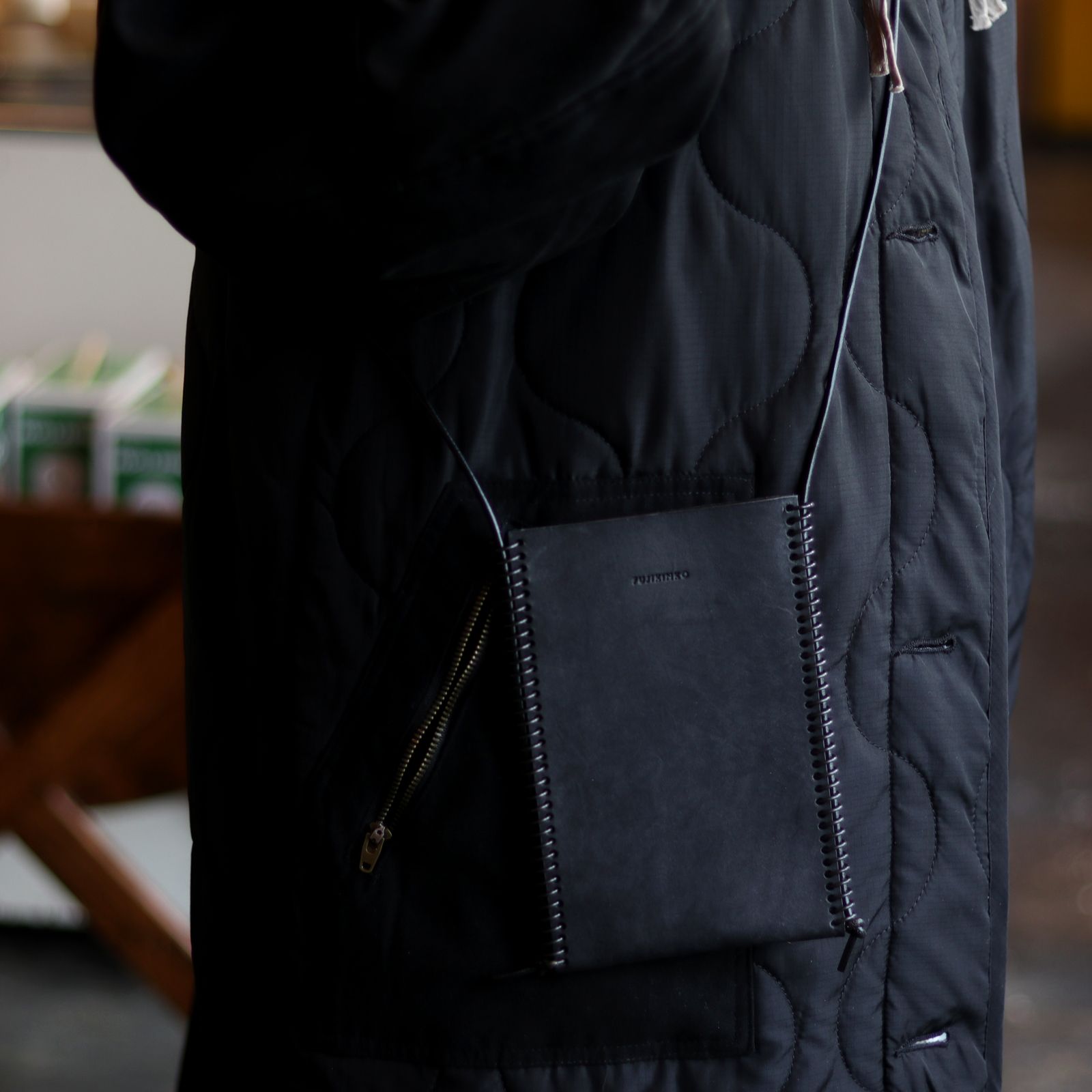 「TWIST 70 PHONE/CARD CASE」スマホショルダー ブラック×ブラック