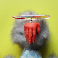 「手」ブローチ