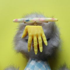 「手」ブローチ
