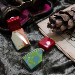 「シェイクカットロックマーブル」イヤリング マルチ×レッド