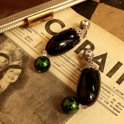 「ロングブラックオーバルパールグリーン」イヤリング フランス