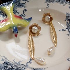 「フラワーリーフ＆パールドロップス」イヤリング