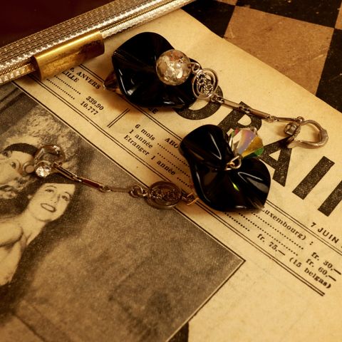 「フリルブラック箔ガラスボウル」イヤリング フランス