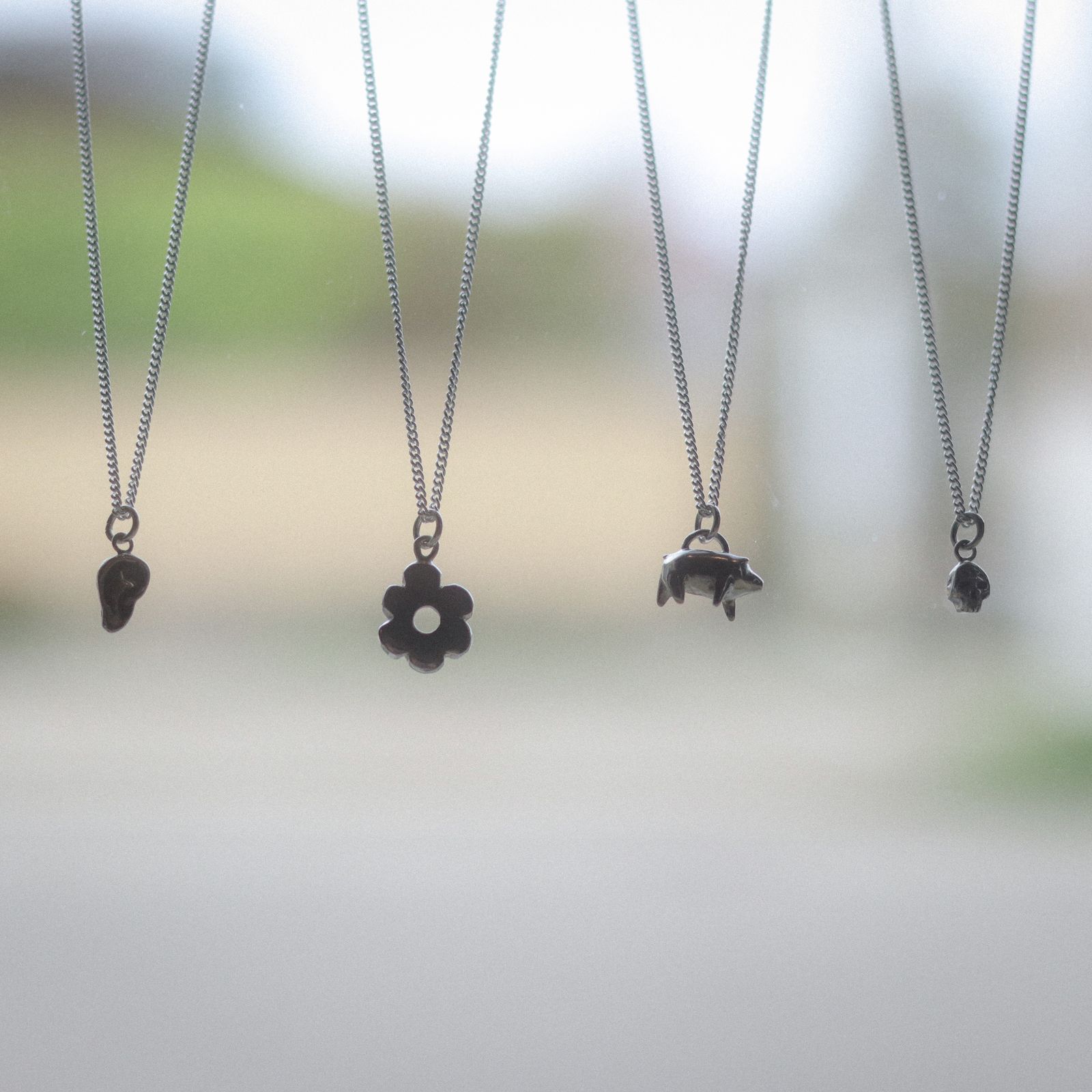 「Wonky Flower Charm Necklace」ネックレス
