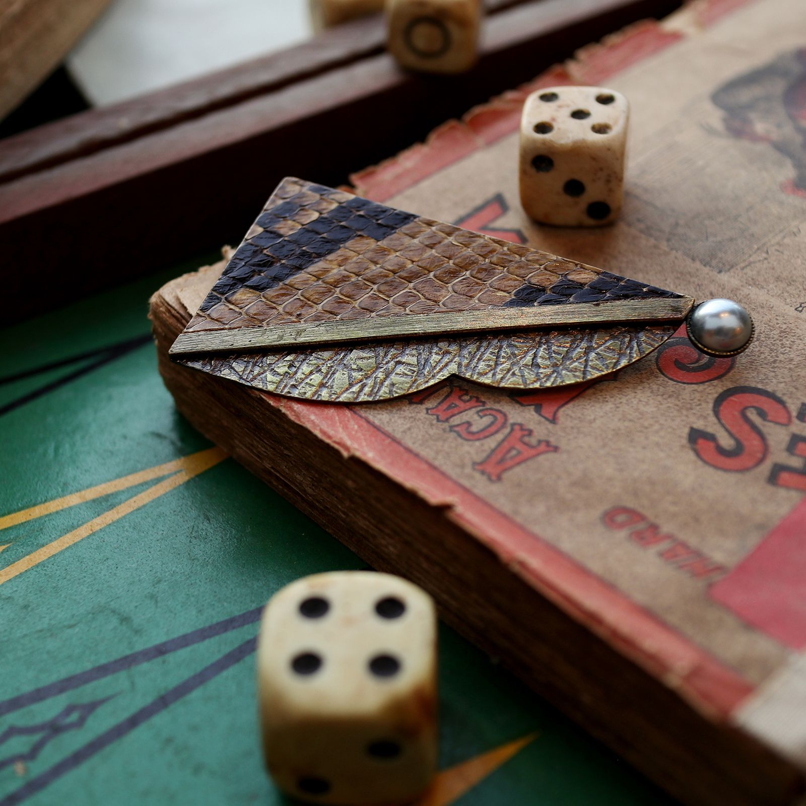 「パイソンエッジ」ブローチ ヨーロッパ