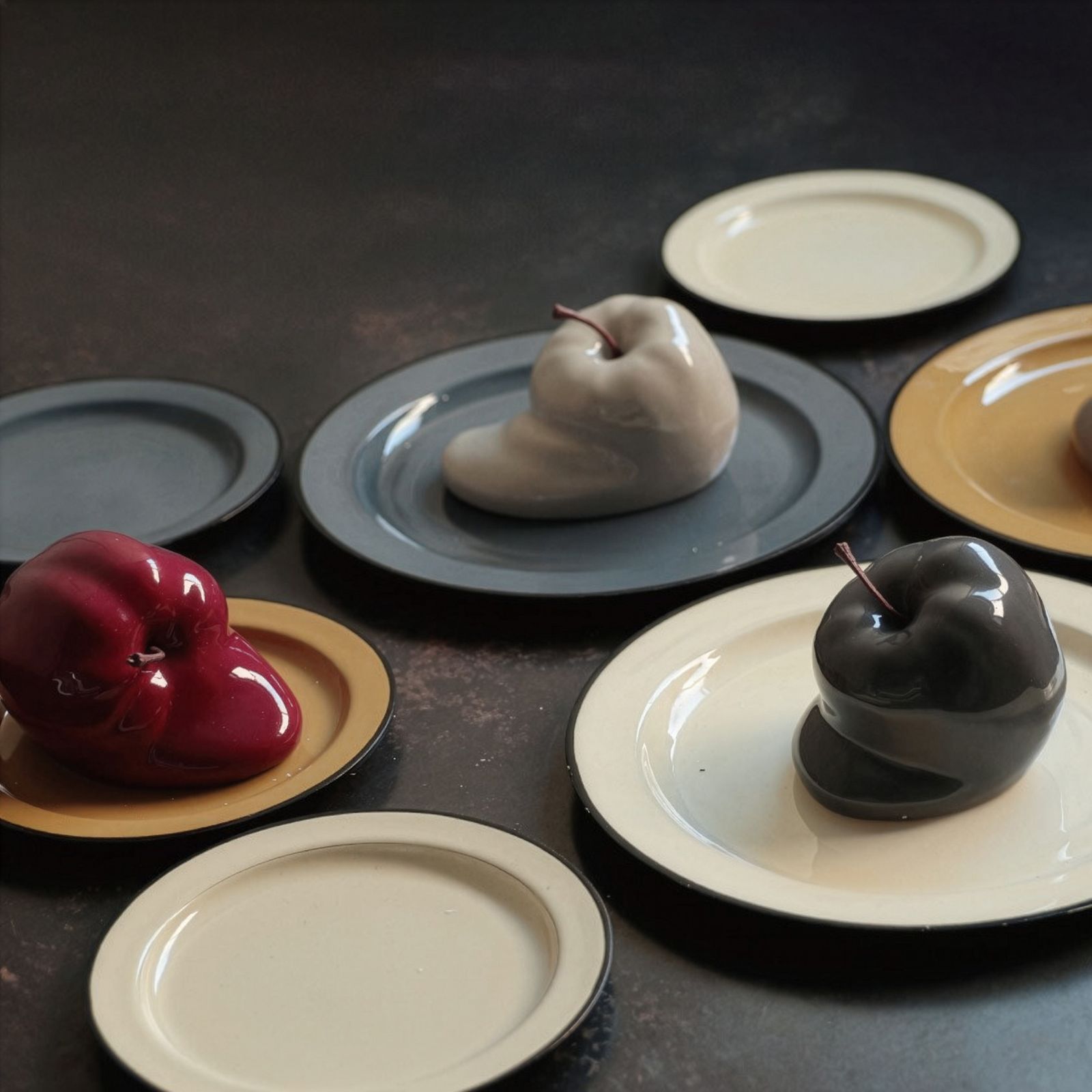 「ROBBEN ASH GRAY」溶けたリンゴのオブジェ