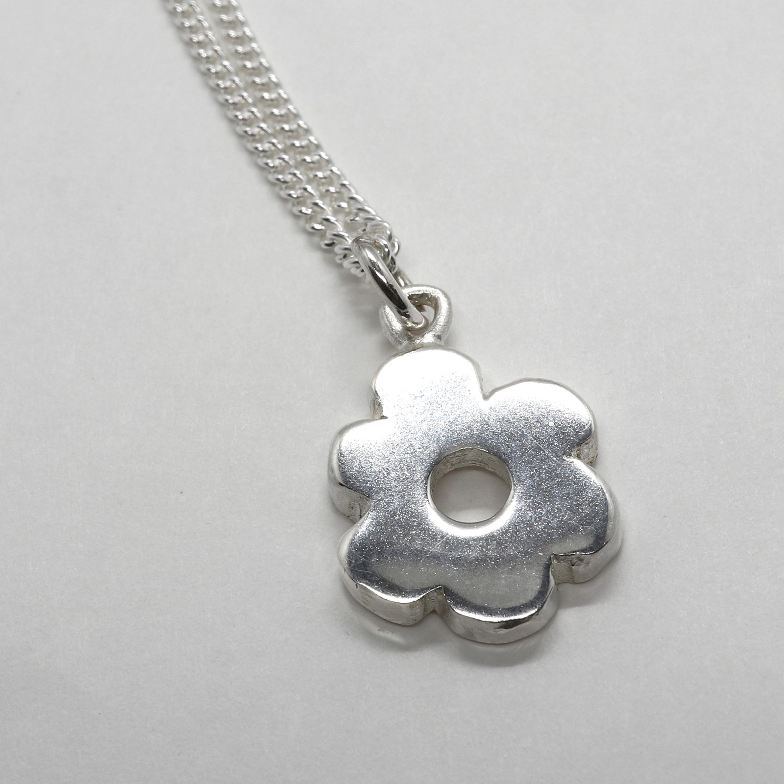「Wonky Flower Charm Necklace」ネックレス