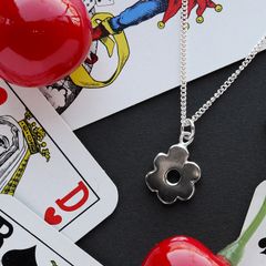 「Wonky Flower Charm Necklace」ネックレス