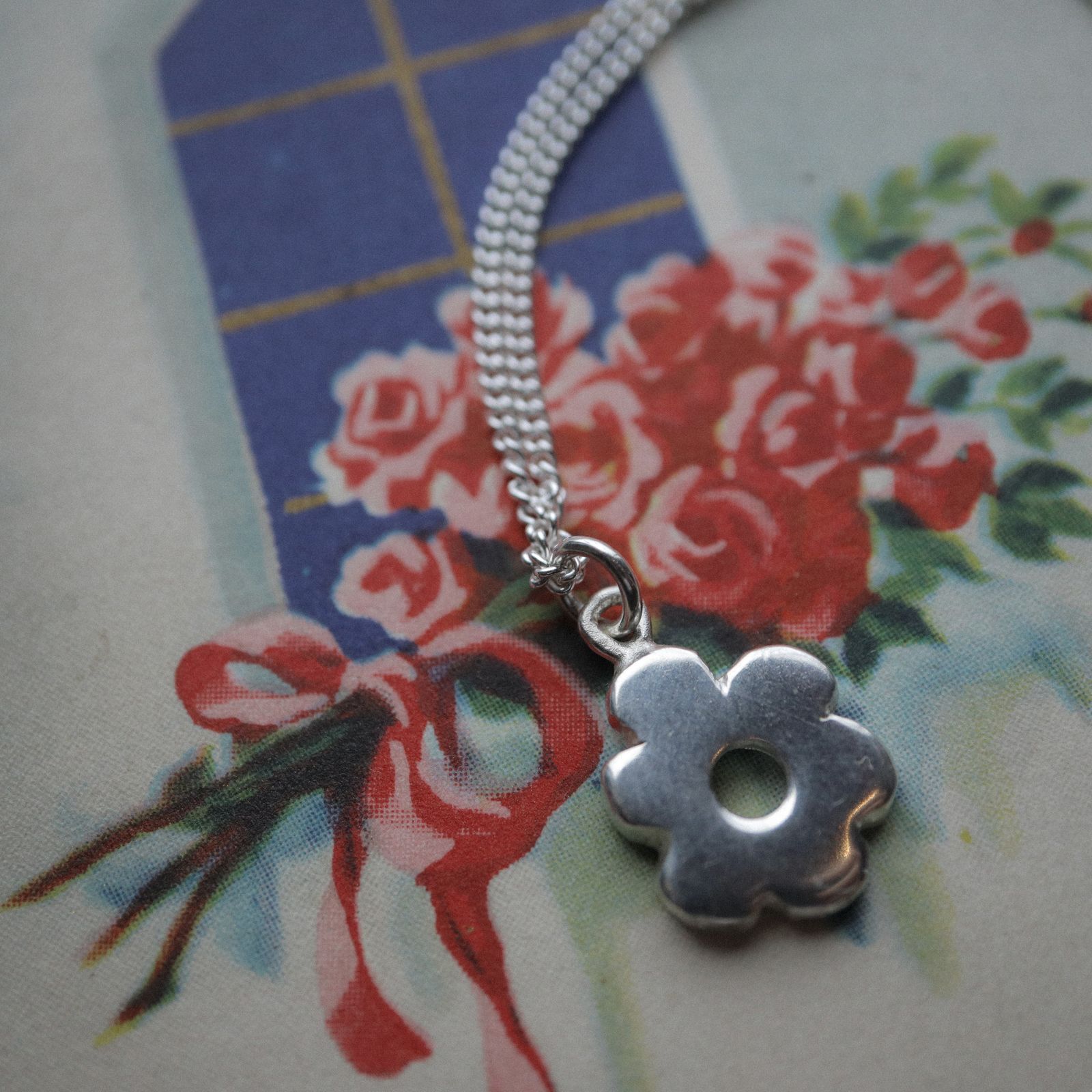 「Wonky Flower Charm Necklace」ネックレス
