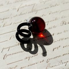 「New Spiral Glass」ピアス(片耳) アンバー×ブラック
