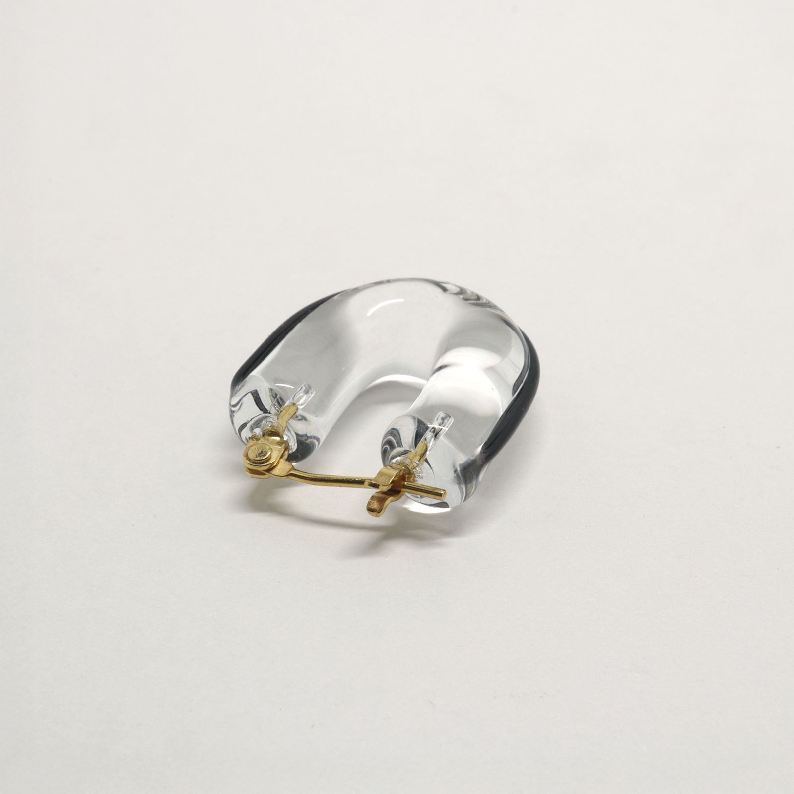 「Glass Hoop “U" LINE」ピアス（片耳） ブラック