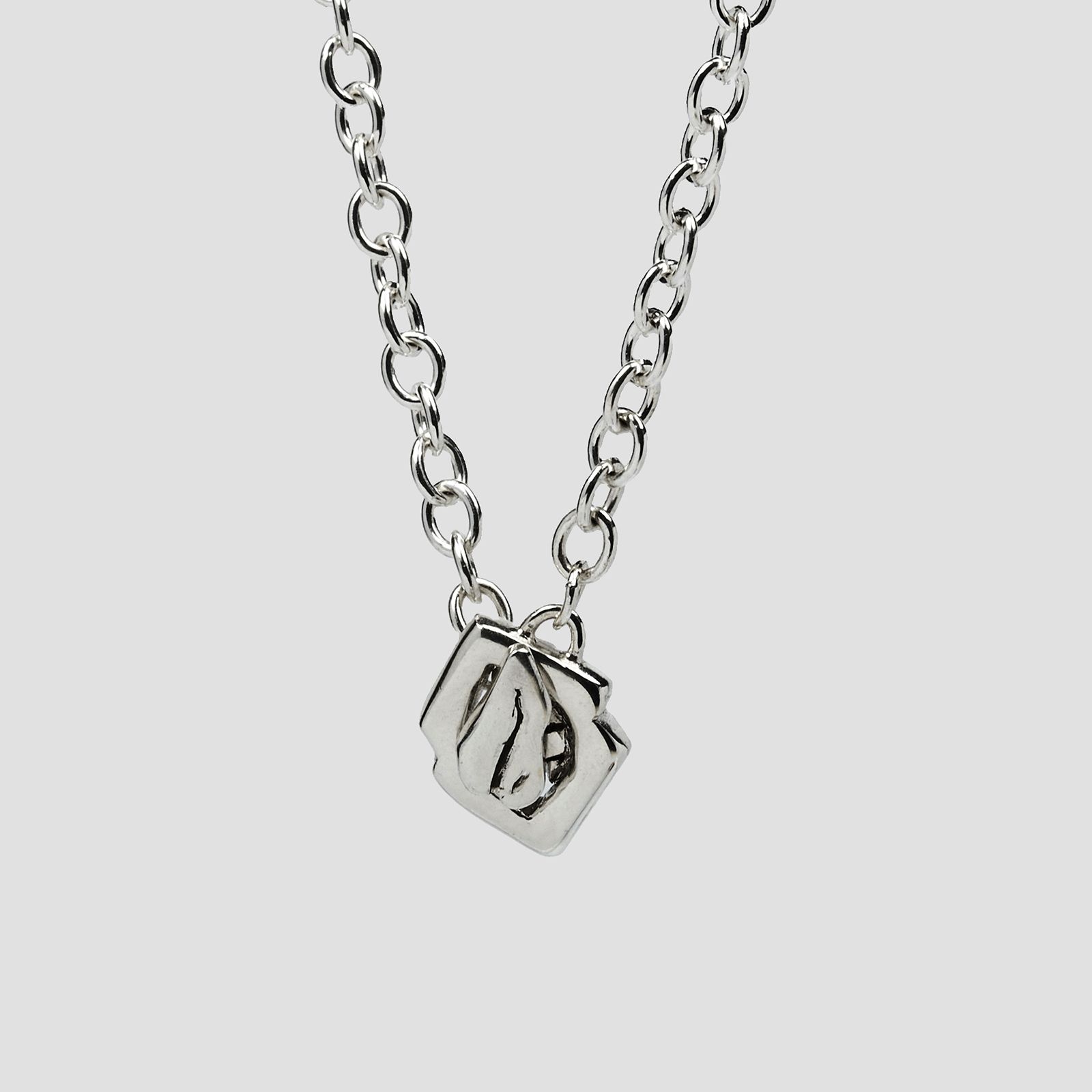「Mini Tongue Toggle Necklace」ネックレス