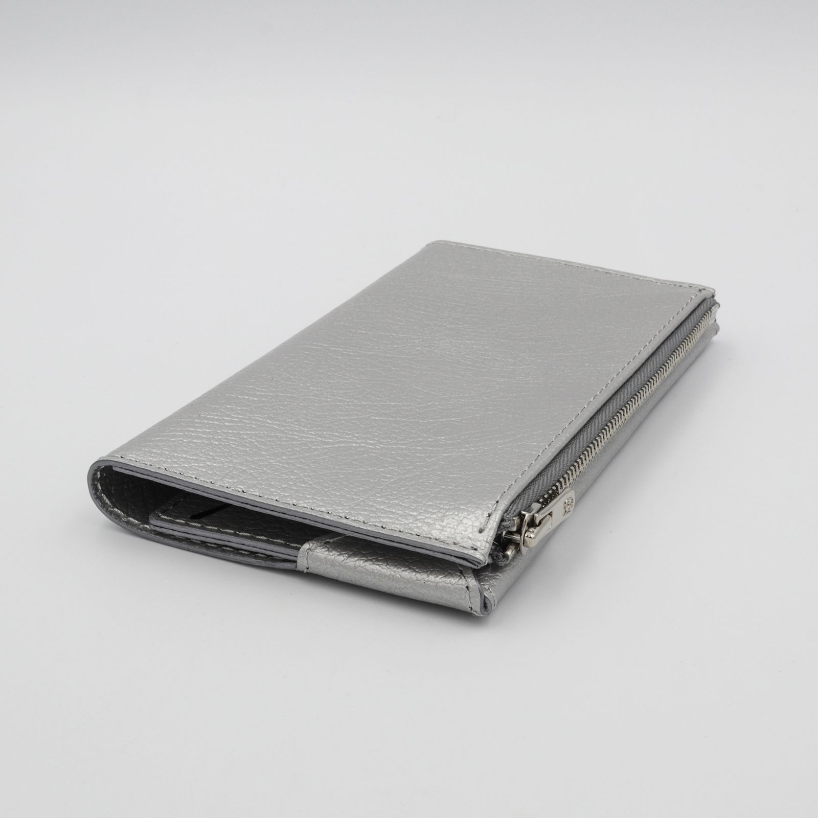 「小さく薄い長財布UNO ver.2 Plus Metallic Shrink」gunmetal silver