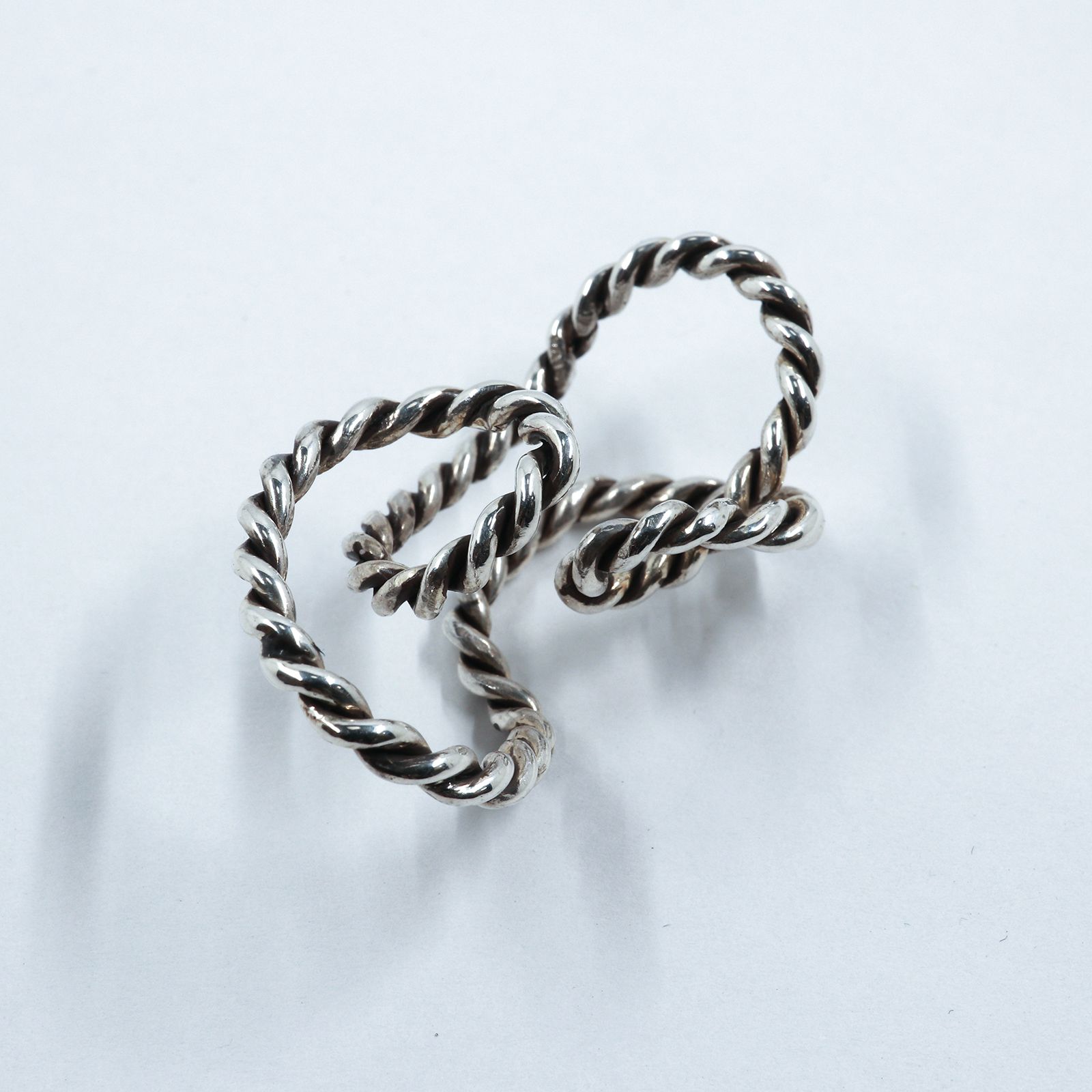 「ROPING MOBIUS EARCUFF」イヤーカフ