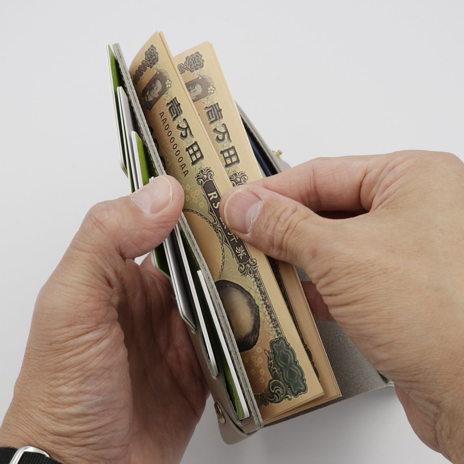 「小さく薄い長財布UNO ver.2 Plus Metallic Shrink」champagne gold