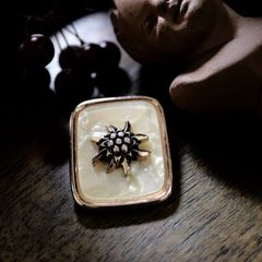 「60sシェルマーブルカラースクエア」スカーフ留め ヨーロッパ
