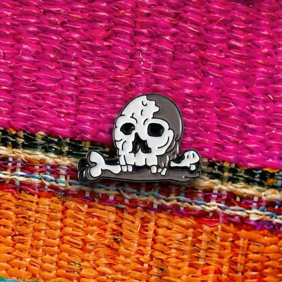 「Scull and Bones」ピンズ フリーダ・カーロ