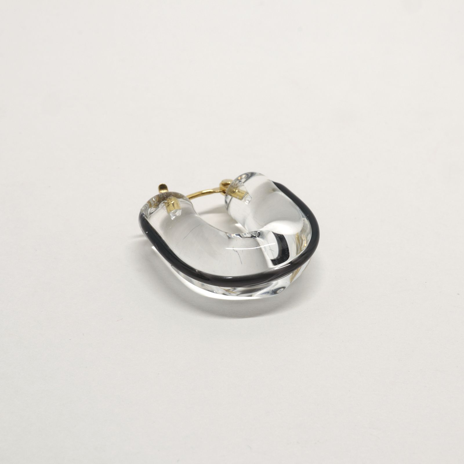 「Glass Hoop “U" LINE」ピアス（片耳） ブラック