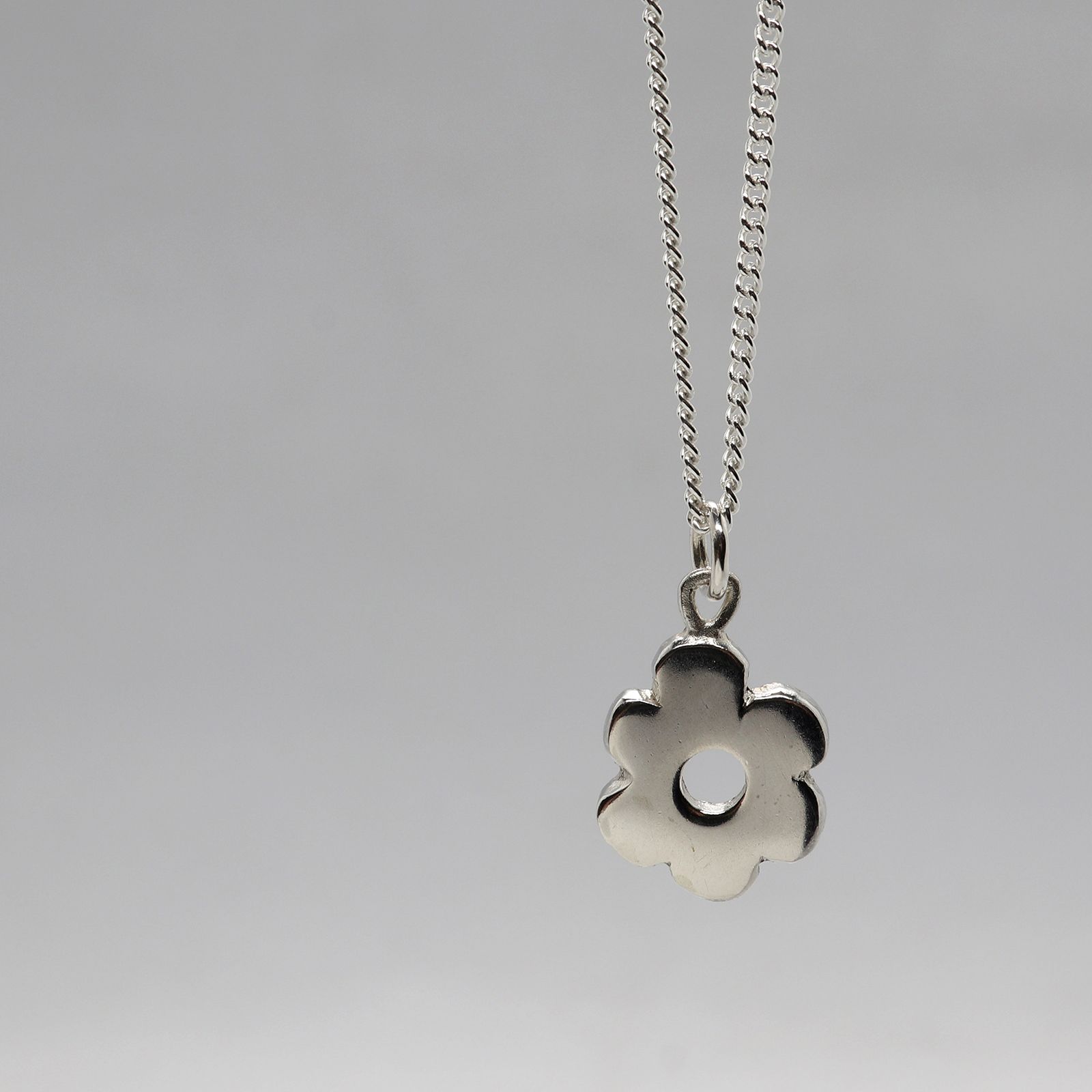 「Wonky Flower Charm Necklace」ネックレス