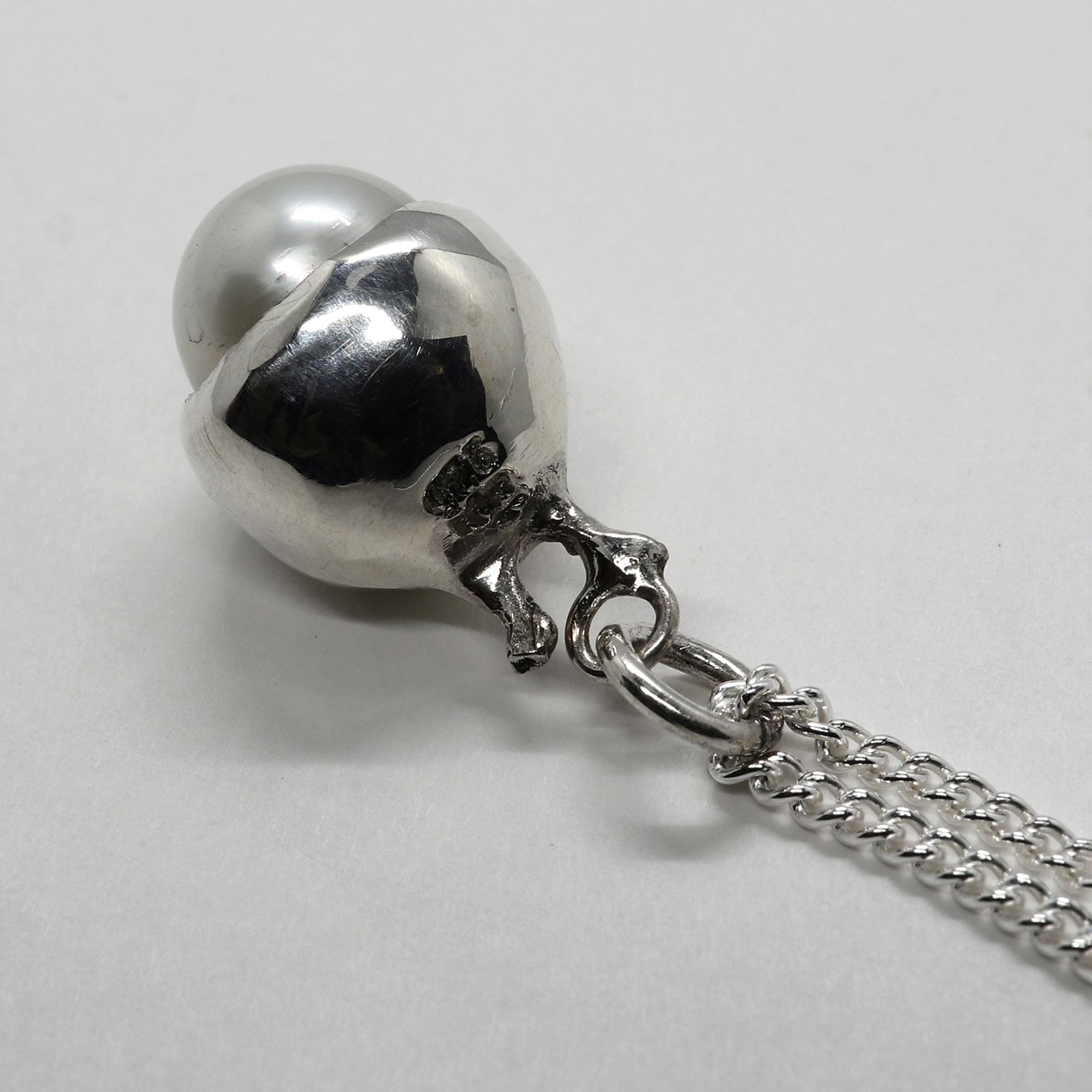 「Space Hopper Necklace」ネックレス