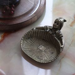 アンティーク ブラストレイ かごを持つ子供