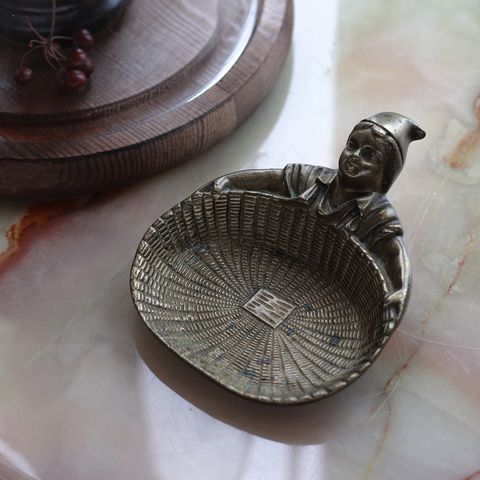 アンティーク ブラストレイ かごを持つ子供