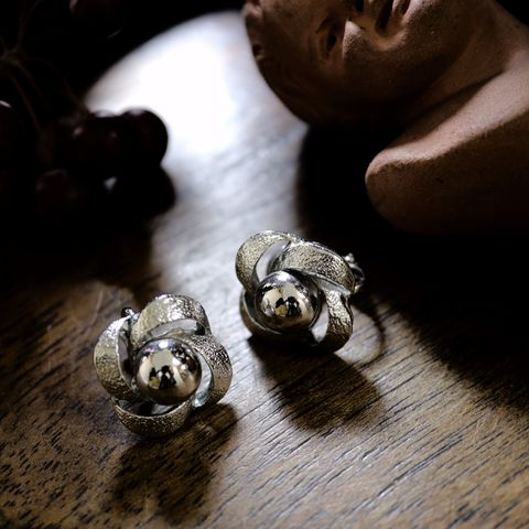 「90s小振りシルバーフラワー」イヤリング ヨーロッパ