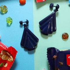 「70s ドロップダングルファン」 ネイビー ピアス イギリス