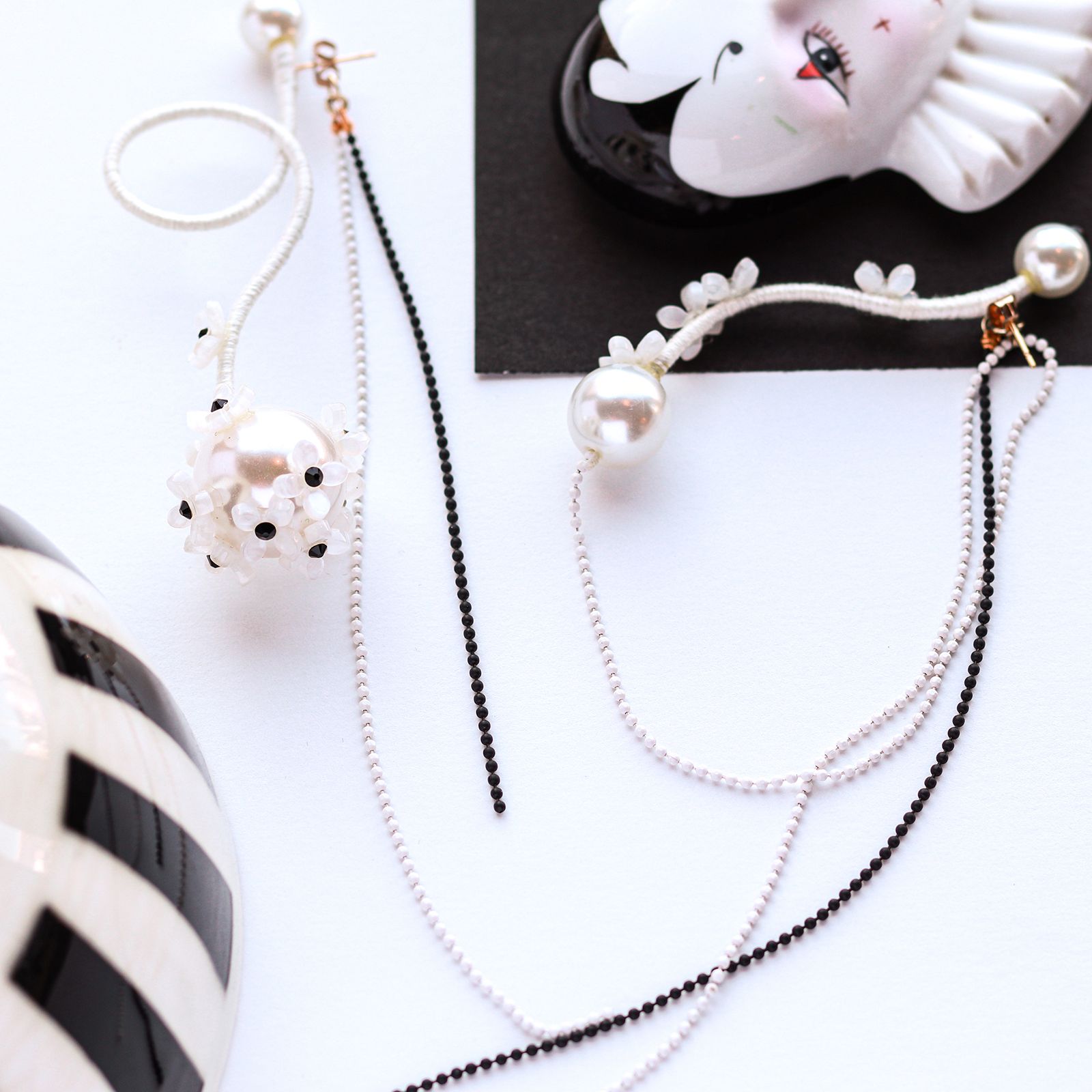 「パール花」ピアス モノトーン【collection de couleurs de sachikoism】