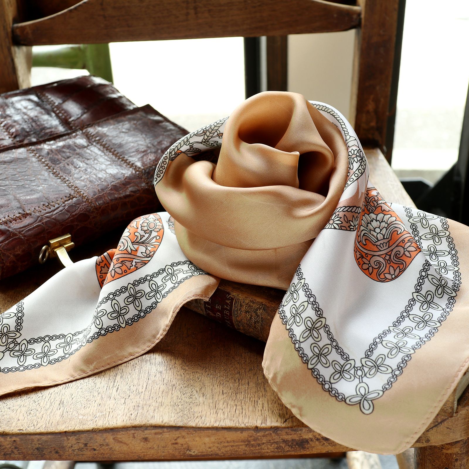 「オーナメント」ヴィンテージスカーフ ヨーロッパ