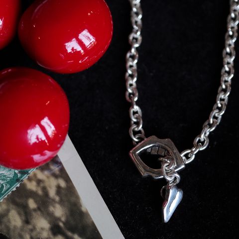 「Mini Tongue Toggle Necklace」ネックレス