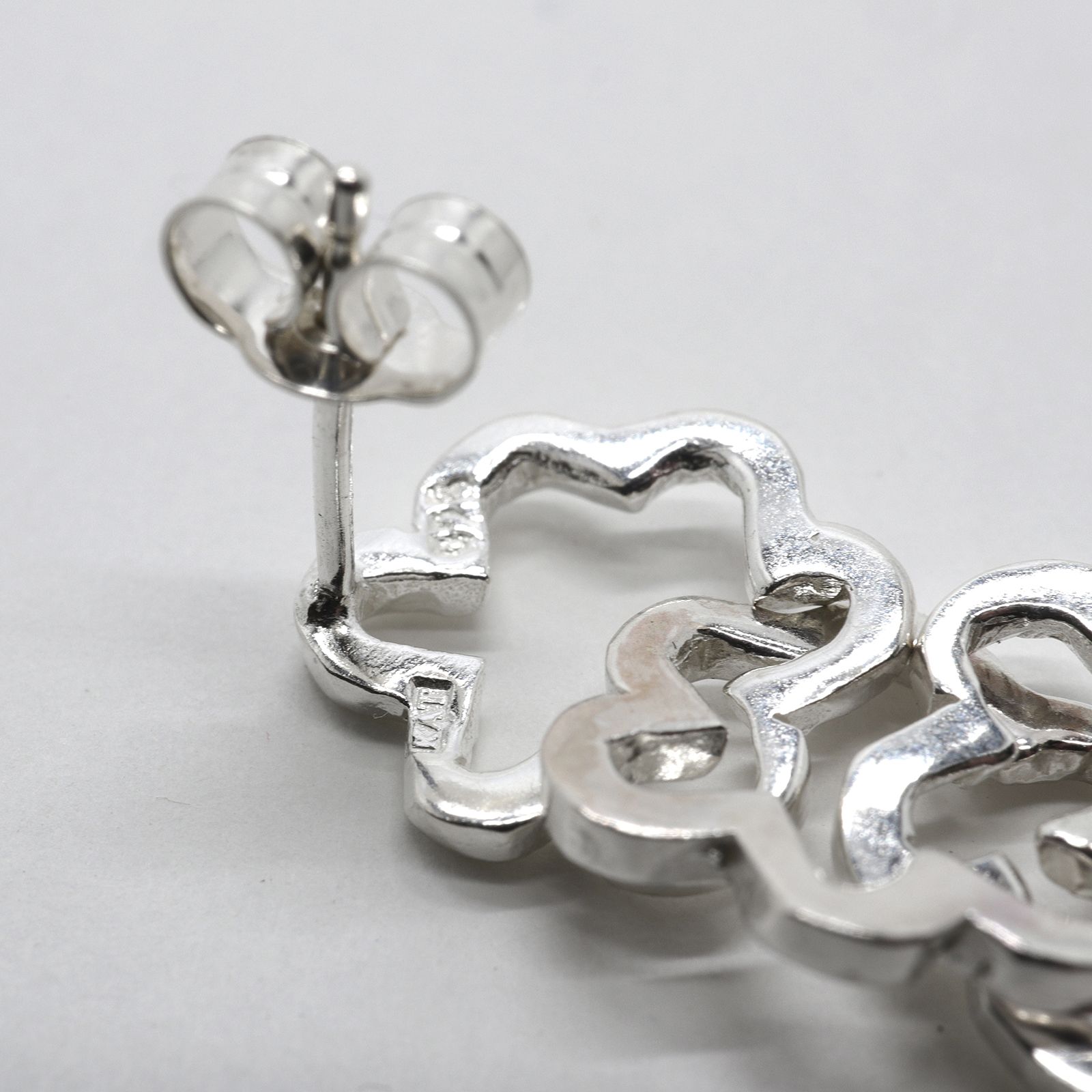 「Flower Chain Stud Earrings」ピアス