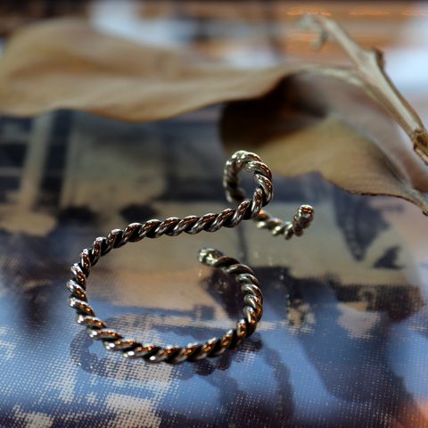 「ROPING SPIRAL EARCUFF」イヤーカフ