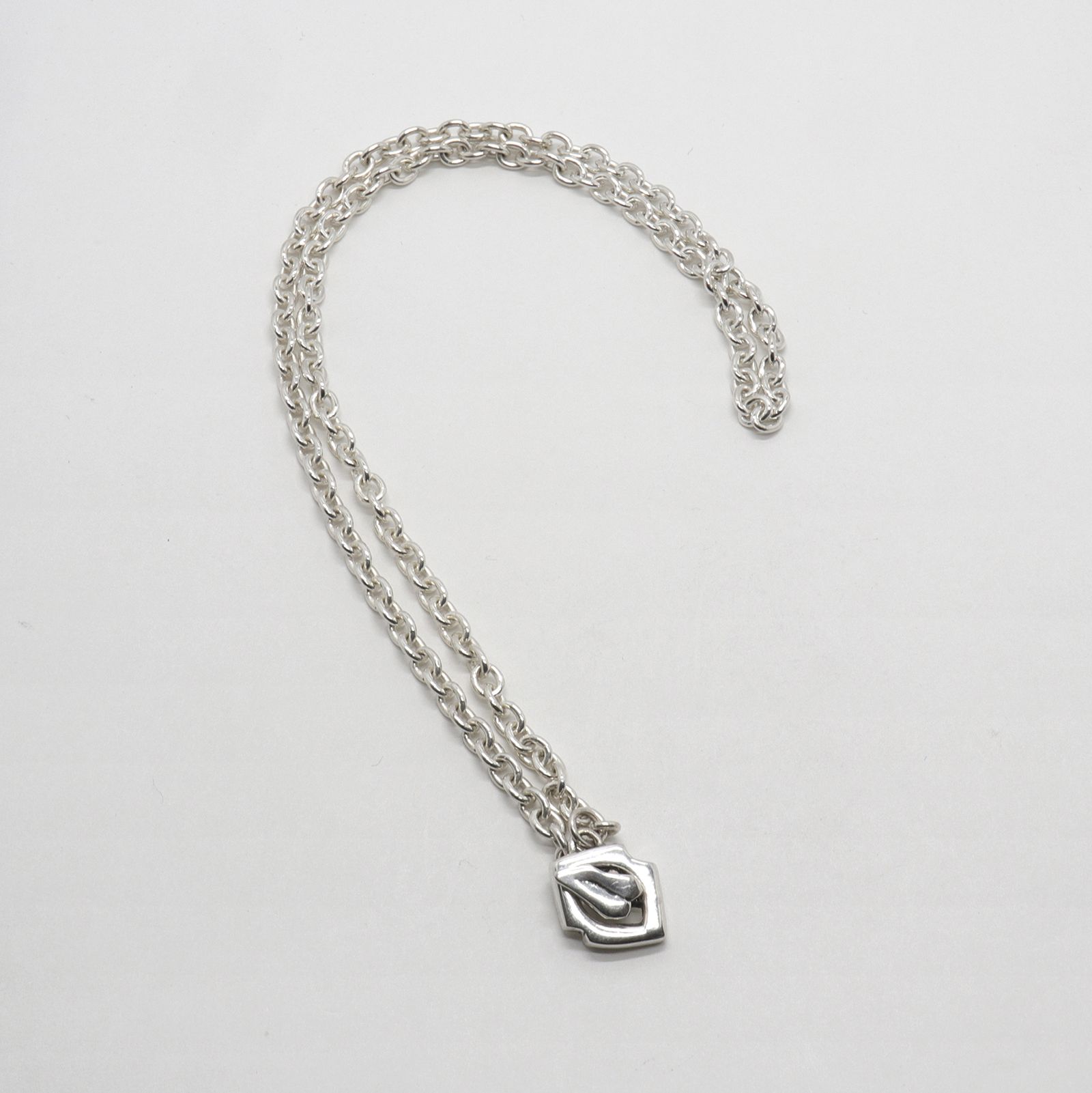 「Mini Tongue Toggle Necklace」ネックレス