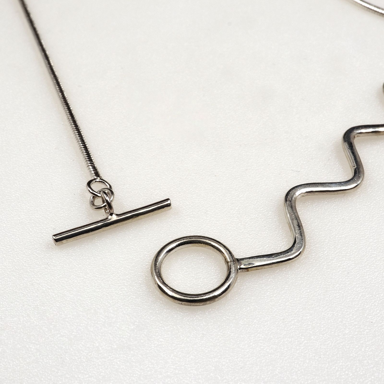 「LINE NECKLACE ZIG SHORT」ネックレス