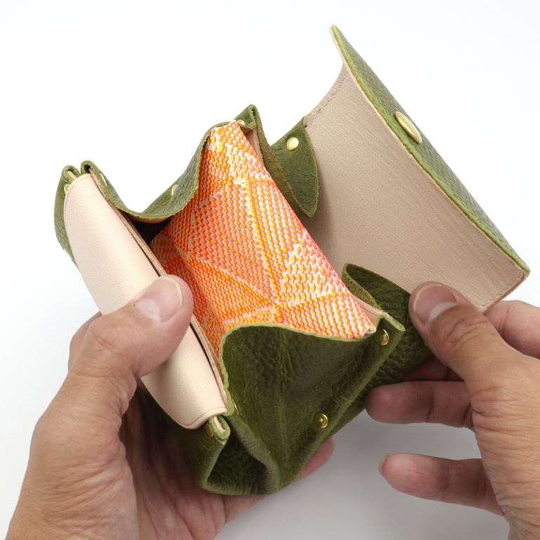 アコーディオンウォレットにぴったり入ります。