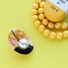 「TRIBO」ブローチ イエロー【collection de couleurs de sachikoism】