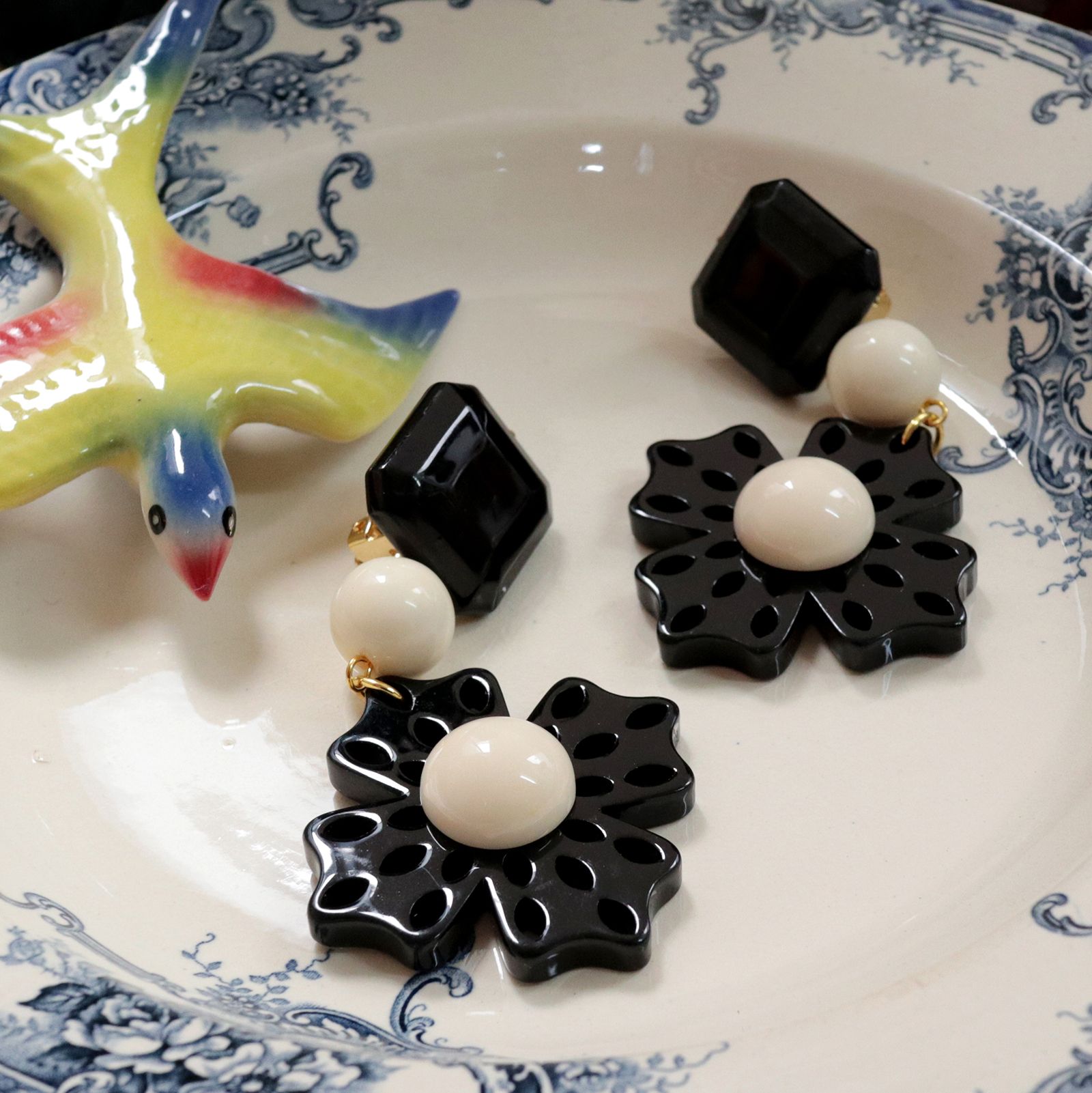 「モノトーンフローラル」イヤリング