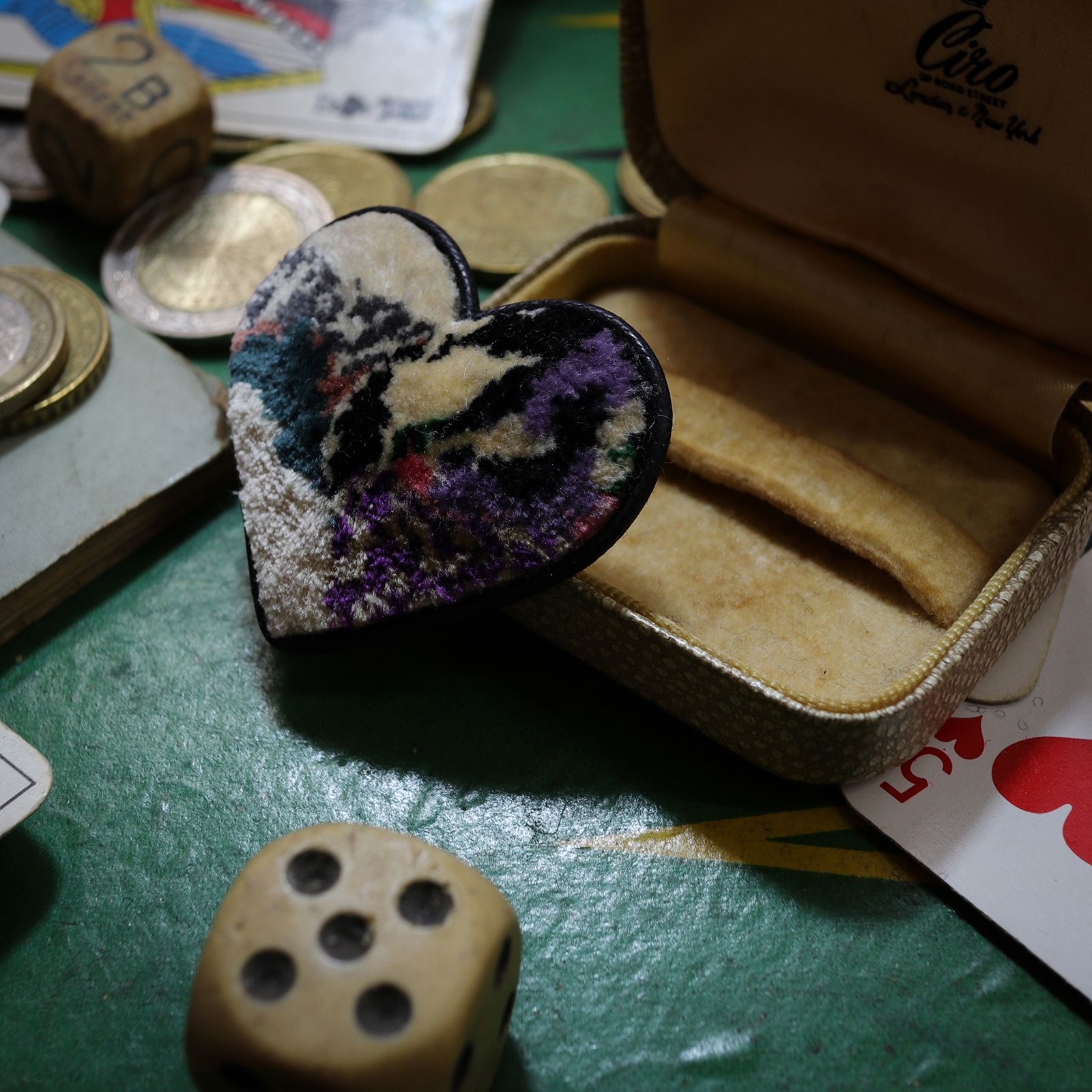 「SUIT」ブローチ【CASINO de sachikosim】